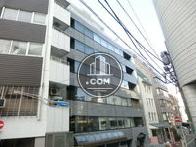 周辺はオフィスビルが建ち並びます