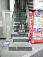 正面玄関は階段を登った場所にあります