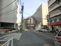 前面道路左手　青山通り方面