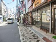 人通りの多い立地です