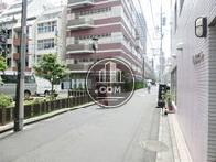 玄関前の通り