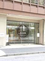 側面側にある玄関