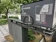 入口に大きく看板があります