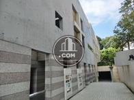 きれいなコンクリート張りの建物