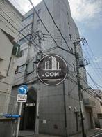 裏通りから外観を撮影