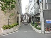 裏手は細い路地に面しています