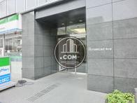 しっかりした石造りで囲われた正面玄関です