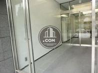 正面玄関はガラス戸が二重扉になっています