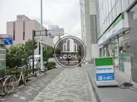 綺麗に整備された歩道です。バス停も各所にあります