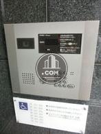 入口にはインターホンが設置されています