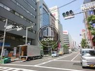新宿三丁目東交差点内にあります