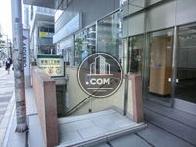 新宿三丁目駅の出入口と直結しています