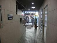 十分な採光が取れた明るいエントランスです