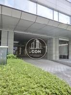 側面部分に事務所用の玄関があります