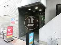 入口はビルの側面にあります