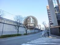 前面道路は緩やかな坂道になっております