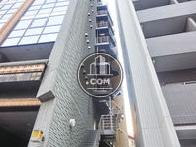 建物右側に階段があります