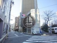前面は３差路の交差点になっています
