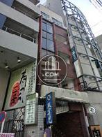 ビルに挟まれ建ってます