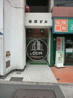 正面玄関は白を基調としています