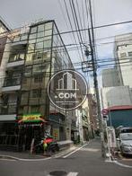 ２方向道路の角地に建っています
