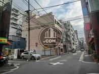 物件前の道路で、歌舞伎座方向です