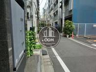 正面玄関左方向の写真です