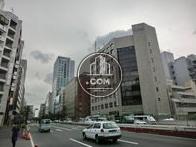 通りに面している角地に建つビルです