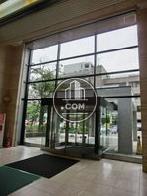 ガラス張りの正面