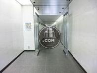白く清潔感のあるエントランス