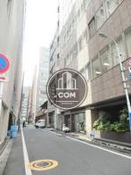比較的静かな通りの側道