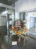 玄関風除室内では四季折々の観葉植物が出迎えてくれます