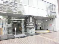左側がビルの正面玄関です