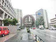 明治通り新宿方面、隣は戸塚警察署です
