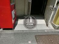 コンパクトな正面玄関です