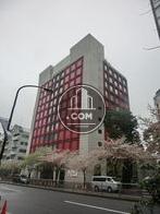 物件外観、赤を基調とした特徴ある外観です