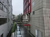 正面玄関遠景、奥に立体駐車場も見えます