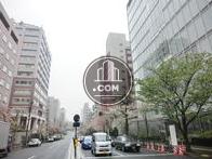 物件前面道路、まっすぐ進んだつきあたりが靖国神社です