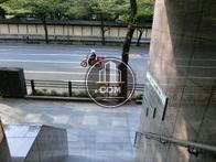 入口に階段があります