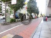 玄関前の舗装された歩道