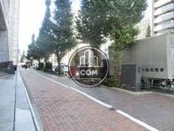 街路樹の立ち並ぶ前面歩道