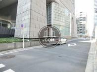 隣接する側道奥からの景観