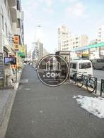 曙橋駅の真上に位置します