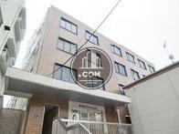 玄関前から見上げた壁面