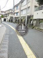 玄関前の通り