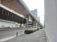 前面に首都高速が通っています