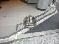 小さな段差なので台車など軽がる通れます