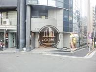 角地で分かりやすい正面玄関