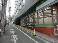 側道面、この奥がエントランスです