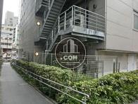建物周辺、緑に囲まれております